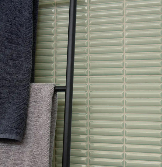 Revenirea suprafețelor lucioase: de ce plăcile ceramice glazurate și formatele mici sunt din nou în tendințe