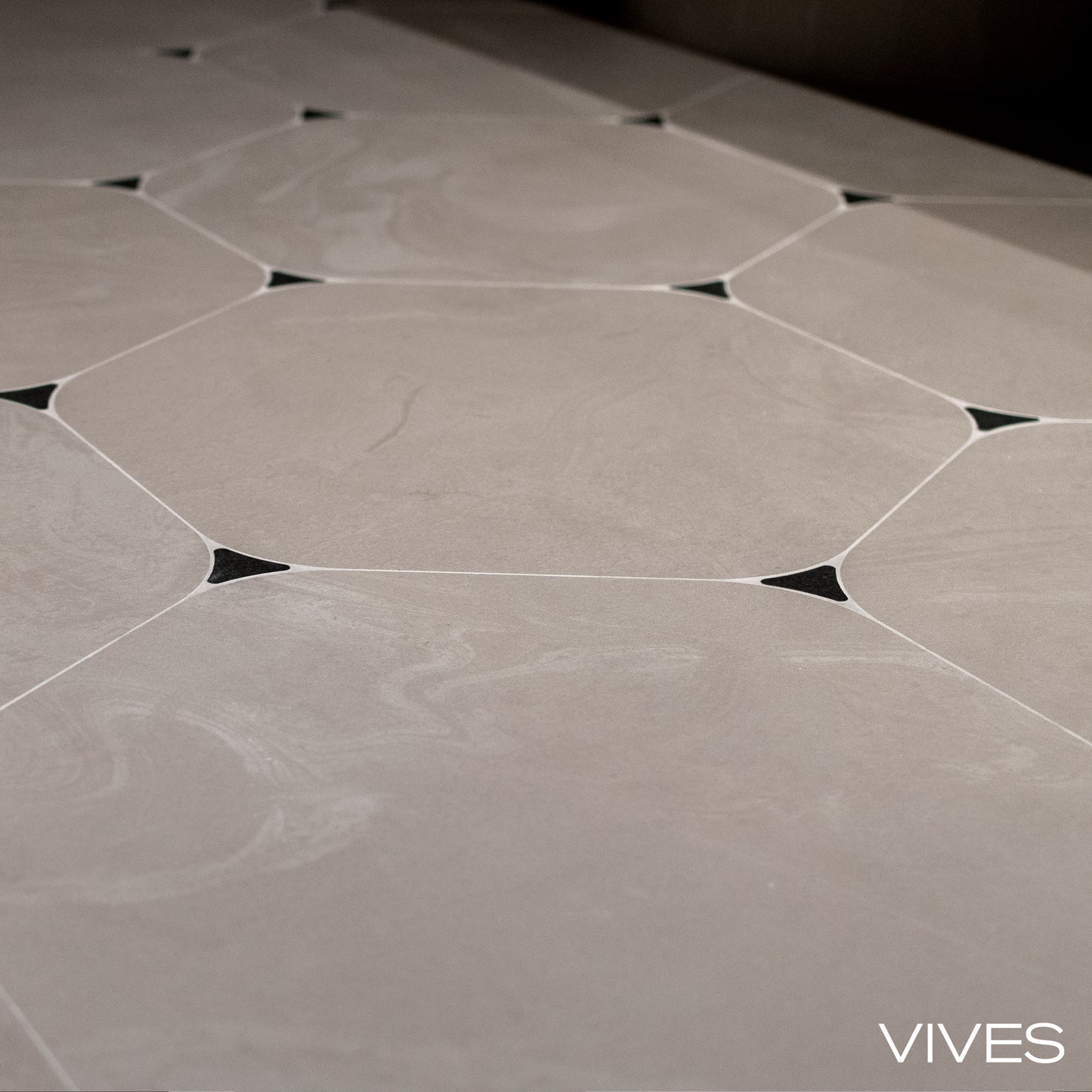 Gresie Pietra Salerno Beige 51,6x56,5cm + Star Seine Basalto 4,3x4,8cm