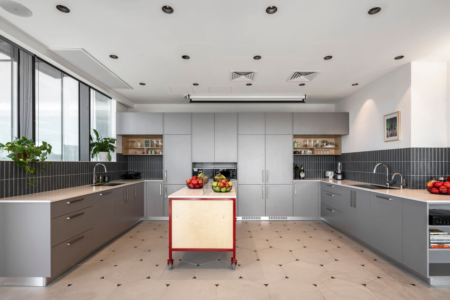 Gresie Pietra Salerno Gris 51,6x56,5cm  + Star Seine Basalto 4,3x4,8cm